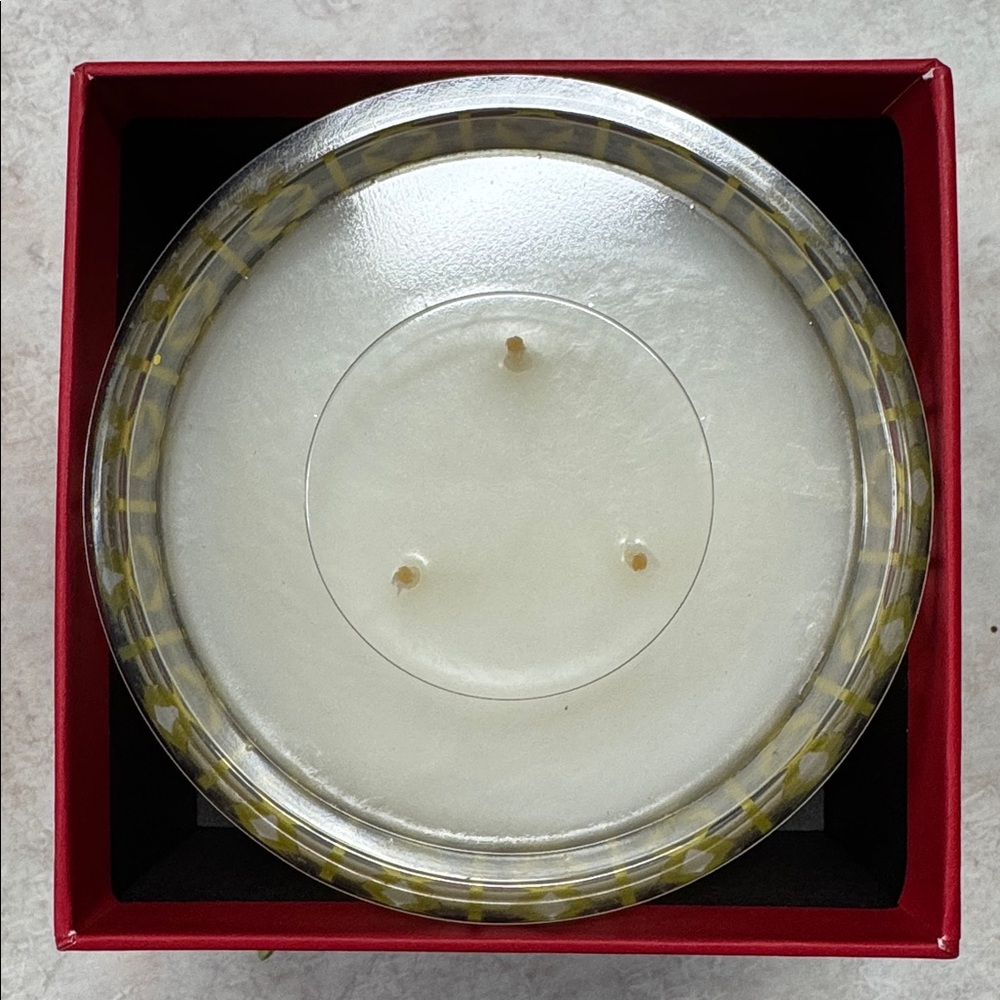 Nest New York Holiday Scented Candle 3-wick 21.1 oz Up to 100 hours burn time! - Picture 3 of 3